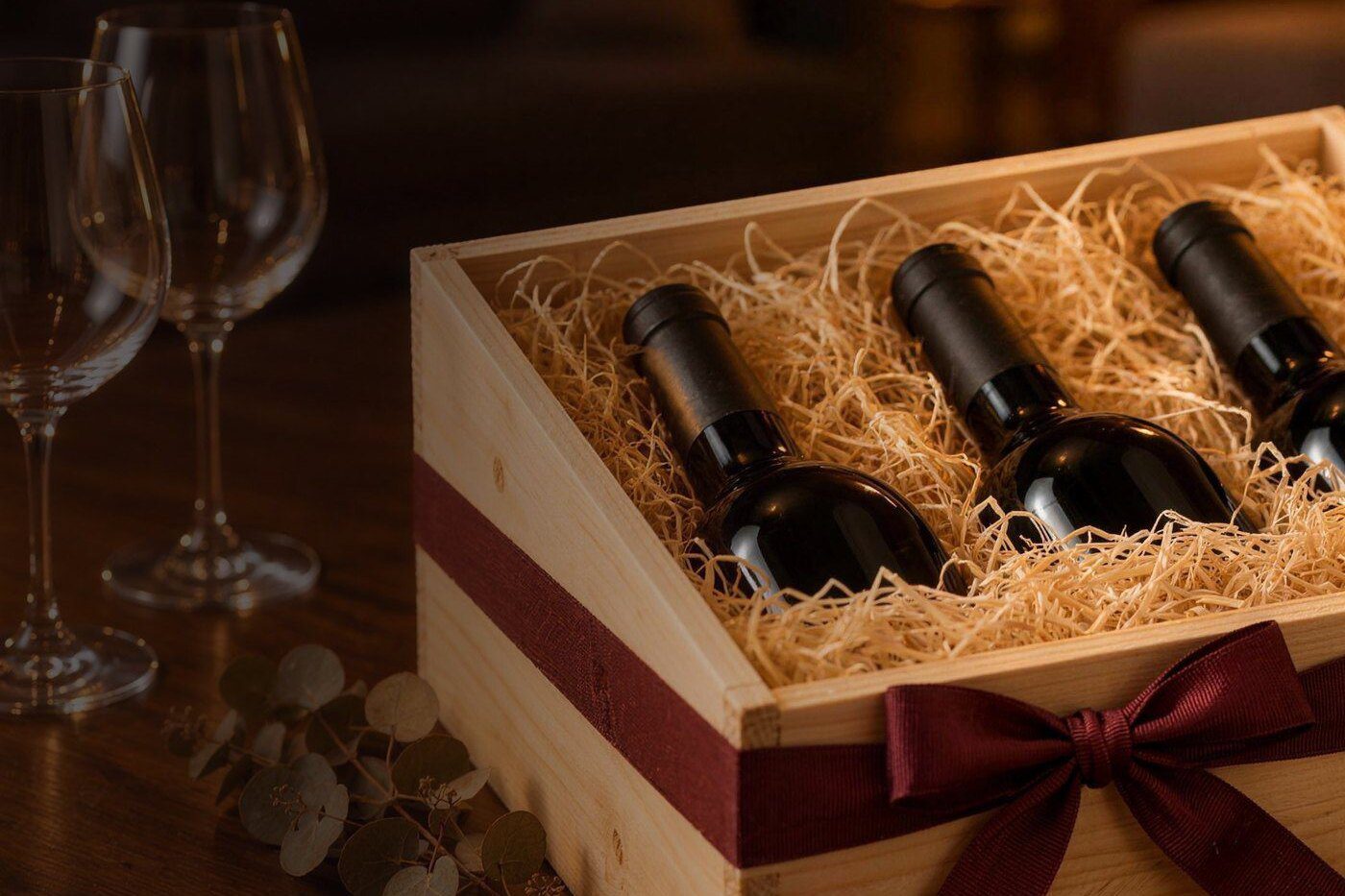 Caixa de madeira para presente com garrafas de vinho